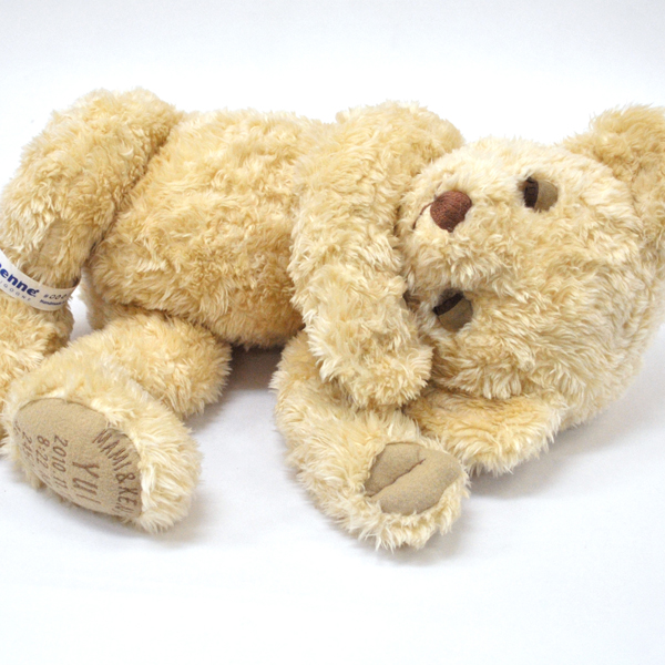 赤ちゃんの眠り姿をコンセプトにした身長体重ベア メモリアルベア